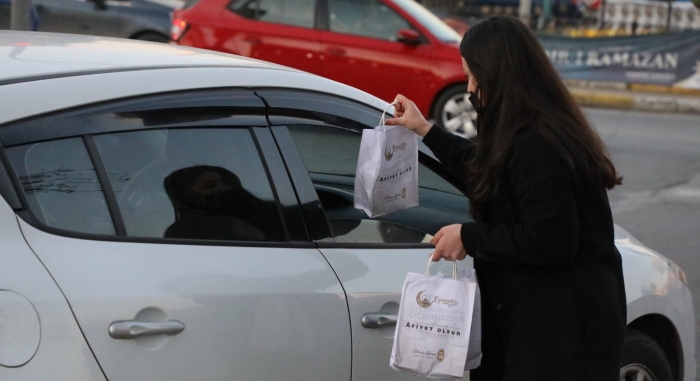 Trafikte kalan sürücülere iftariyelik ikramı