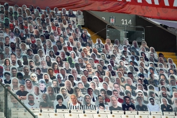 Tribünlerde 5 Bin Siyah-Beyazlı Taraftar!
