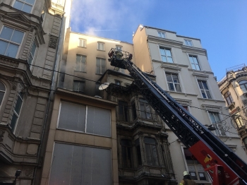 Turistler İstiklal’Deki Yangını Çekmek İçin Sıraya Girdi
