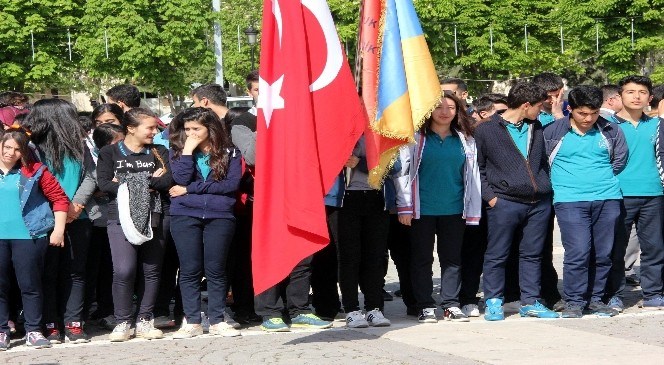 Turizm  Haftası  Dolayısıyla  Atatürk  Anıtına  Çelenk