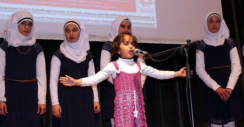 Türk ve Suriyeli öğrencilerden 'kardeşlik türküsü'