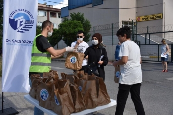 Tuzla Belediyesi, Sınav Sabahı Öğrenci Ve Aileleri Yalnız Bırakmadı
