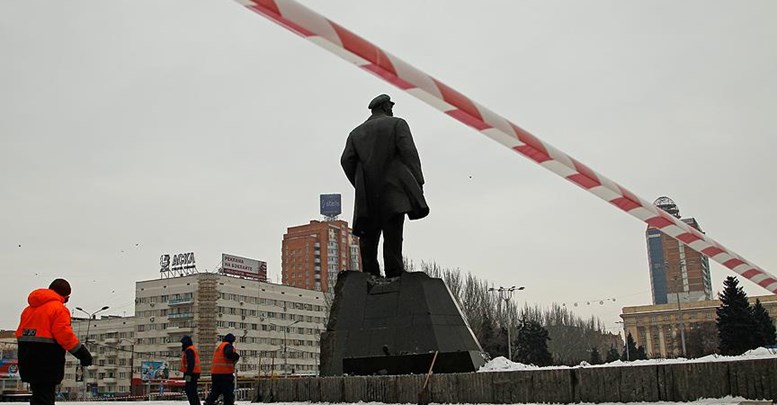 Ukrayna’nın en büyük Lenin heykeli söküldü