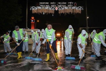 Ümraniye Belediye Başkanı Tulumu Giydi Caddeyi Temizledi
