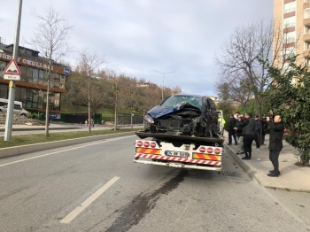 Ümraniye’De Aydınlatma Direğine Çarpan Araç Takla Attı
