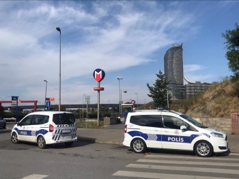 Ünalan Metro İstasyonunda Bir Kişi Raylara Atladı
