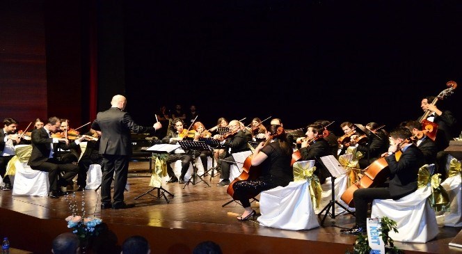 Uşak  Üniversitesi  Akademik  Oda  Orkestrası'ndan  İlk  Konser