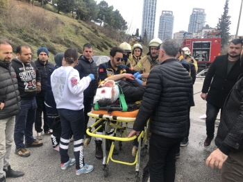 Üsküdar’Da Kamyonet Tıra Arkadan Çarptı: 2 Yaralı
