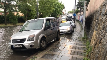 Üsküdar’Da Sağanak Yağış Nedeniyle Yollar Göle Döndü, Otomobiller Kaldırıma Çıkarak İlerledi
