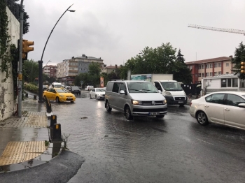 Üsküdar’Da Yağış Etkili Oldu, Yollar Göle Döndü
