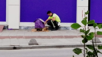 Üsküdar Da Yürekleri Isıtan Görüntü; Her Mesai Bitiminde Kedi Evine Uğruyor
