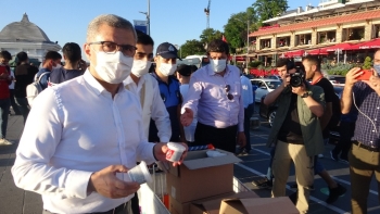 Üsküdar Sahillerinde Çekirdek Yerine Dondurma Yendi
