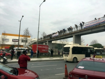 Üst Geçitte İntihara Kalkışan Şahsı Polis İkna Etti
