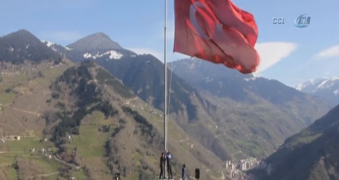 Üsteğmen ile komiserin bayrak tartışması mahkemelik oldu