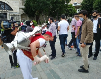 Vakıflar Bölge Müdürlüğü Sultanahmet’Te 15 Temmuz Şehitleri Anısına Halka Şerbet Dağıttı
