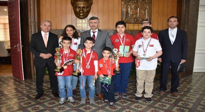 Vali  Bektaş  Satranç  Şampiyonasının  Başarılı  Sporcularını  Ağırladı