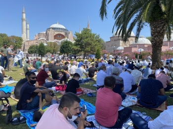 Vatandaşlar Cuma Namazı İçin Ayasofya’Ya Akın Etti
