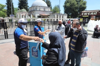 Vatandaşlar Cuma Namazı İçin Eyüpsultan’A Koştu
