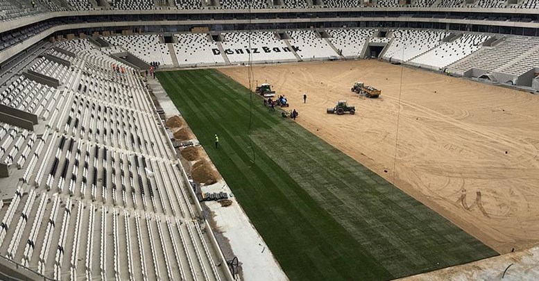 Vodafone Arena'da çimler seriliyor