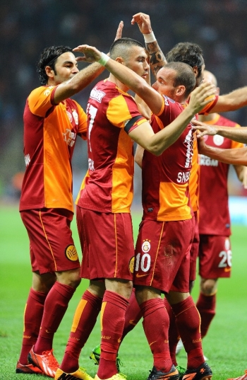 Wesley Sneijder, Jübilesine Selçuk İnan Ve Burak Yılmaz’I Çağırdı
