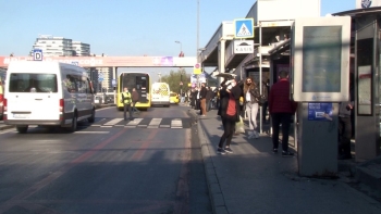 Yasağın Ardından İstanbul’Da Otobüs Durakları Yeniden Hareketlendi
