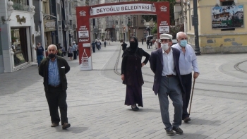 Yaşlılar Taksim Meydanı Ve İstiklal Caddesi’Ne Akın Etti
