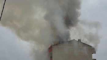 Yıldırım Düşen Apartman Çatışının Alev Alev Yandığı Anlar Kamerada
