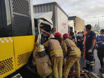 Yol Ortasında Duran Toplu Taşıma Aracına Kamyonet Çarptı: 2 Kişi Araçta Sıkıştı
