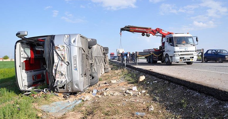 Yolcu otobüsü devrildi: 3 ölü, 40 yaralı