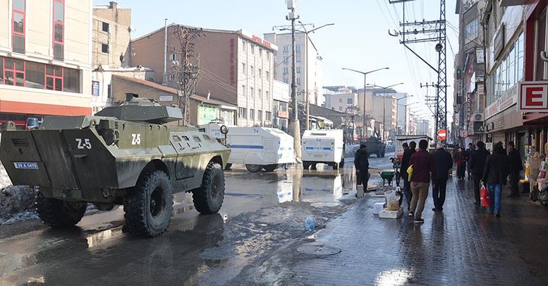 Yüksekova'da bomba düzenekleri imha ediliyor