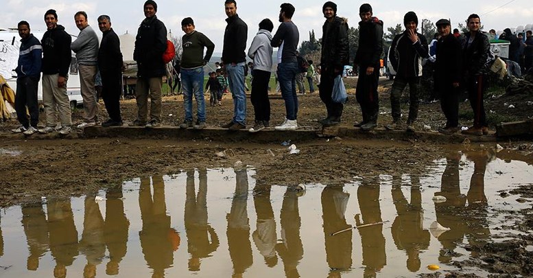 Yunanistan adalardaki sığınmacıları ana karaya taşıyor