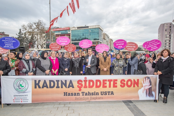  Yüzlerce Kadın, Kadına Yönelik Şiddete Dikkat Çekmek İçin Erkeklere Kahve Dağıttı