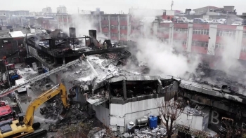 Zeytinburnu’Nda Yanan Fabrikanın Yıkım Çalışmaları Havadan Görüntülendi
