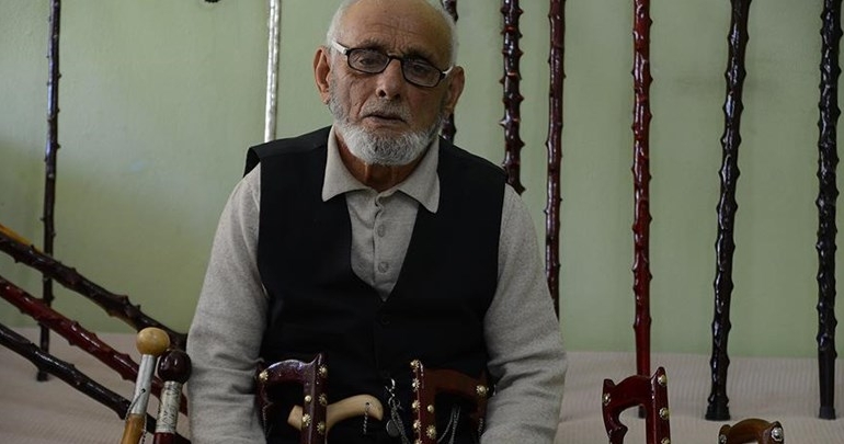 25 yıldır işlemeli baston üretiyor