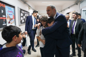 4-bini-askin-fidan-ogretmenler-icin-toprakla-bulustu-2-1764060078-726-x750.jpeg