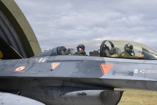 Akar, F-16 ile uçtu