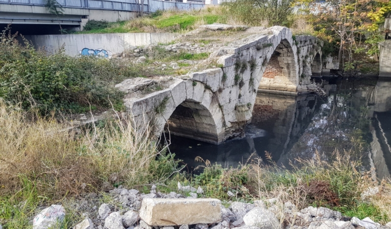 Asırlık köprüler can çekişiyor