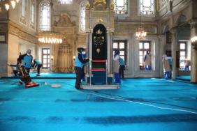Eyup-Sultan-Camii-Ramazan-oncesi-gul-suyuyla-yikandi.jpg