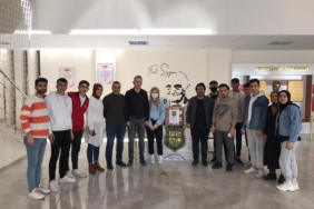FUAT-SEZGIN-ANADOLU-LISESI-YARDIM-KAMPANYASINDA-BULUSTU.jpg