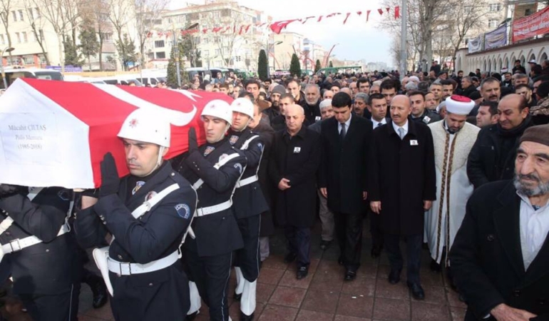Kansere yenilen polis memuru, son yolculuğuna uğurlandı