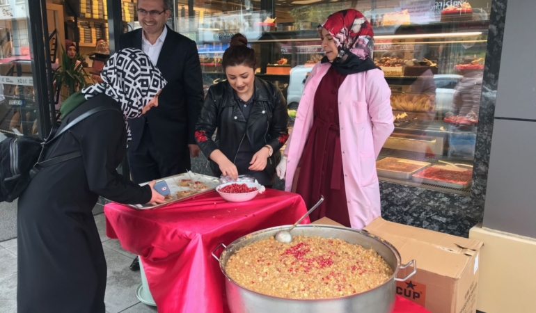 Köşe Fırın Halka Aşure Dağıttı