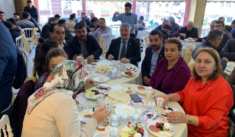 Muhtar Adayı Nurettin Yiğit Mahalle Sakinlerini Kahvaltıda Bir Araya Getirdi