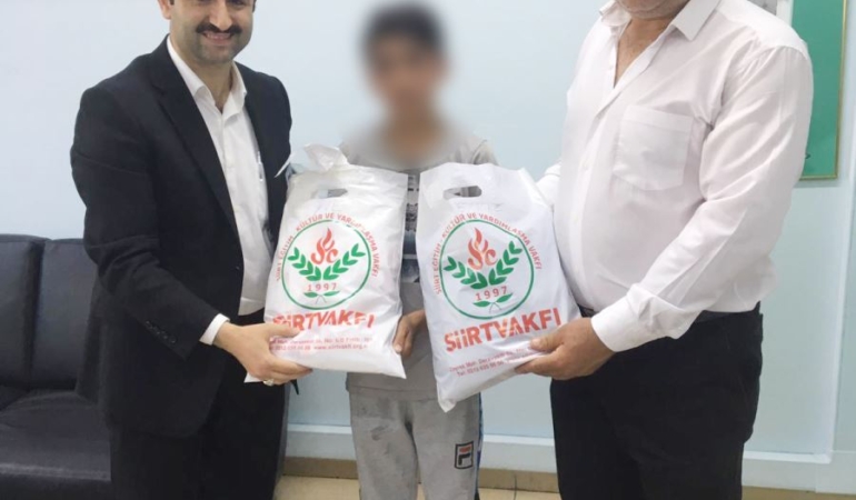 Siirt Vakfı İhtiyaç sahibi öğrencilere giysi yardımı yaptı
