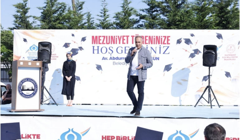 Sultangazi Belediye Başkanı Dursun Liseli Gençlerin Mezuniyet Mutluluğuna Ortak Oldu