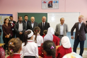 Suriyeli-Ogrencilere-Ucretsiz-Defter-Dagitimi.jpg