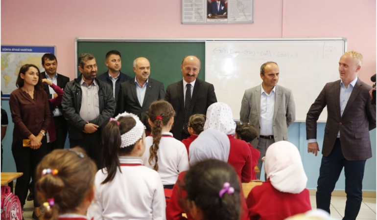 Suriyeli Öğrencilere Ücretsiz Defter Dağıtımı
