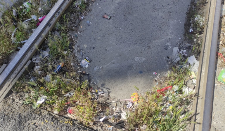 Tramvay yolu çöp yolana dönüştü