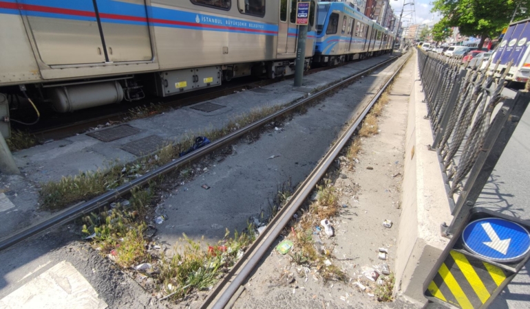 Tramvay yolu çöplerden temizlendi
