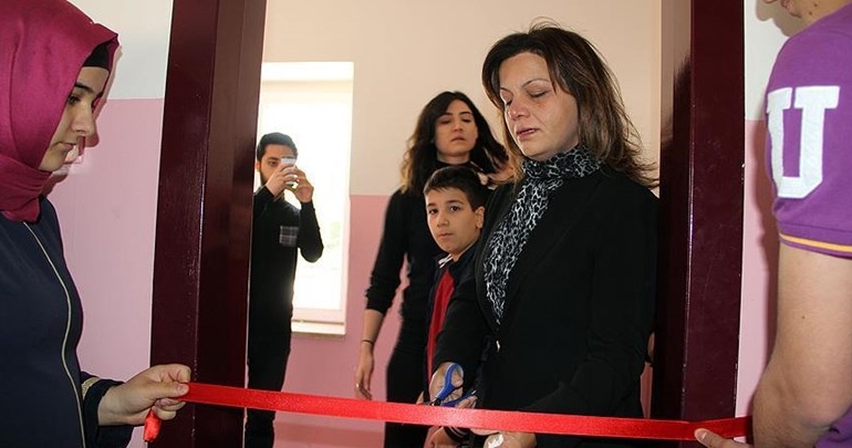 Arkadaşlarının adını yaşatmak için kütüphane kurdular