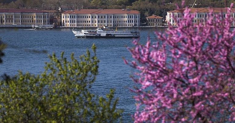 Baharın müjdecisi erguvanlar İstanbul’u süslüyor